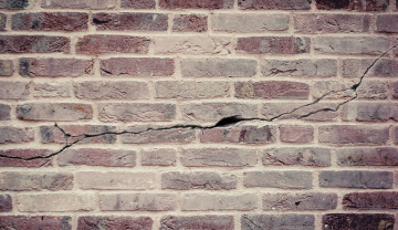 Как остановить трещину в стене кирпичного дома
