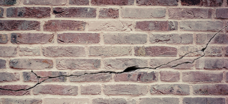 Как остановить трещину в стене кирпичного дома