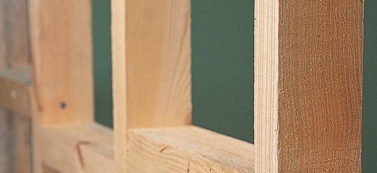 Как выровнять стены в деревянном доме